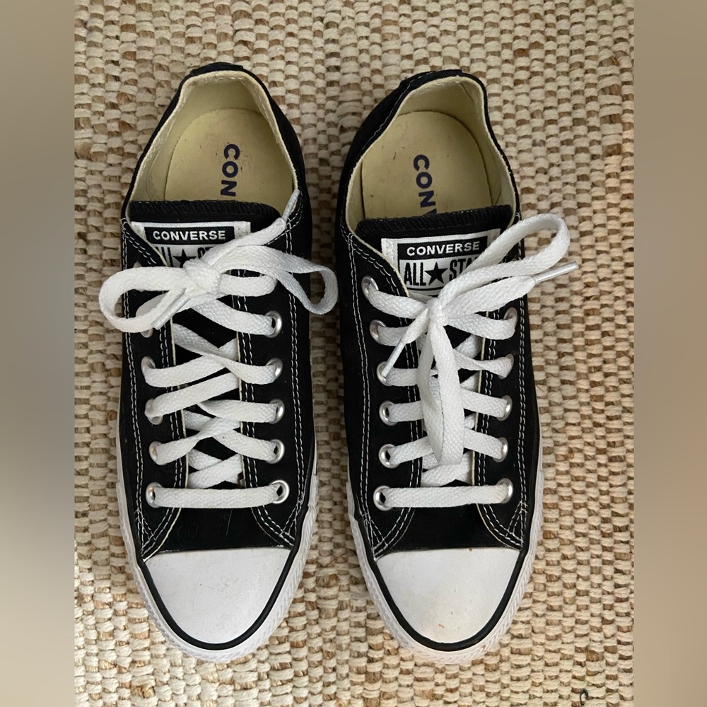 Converse Low Top Women’s Size 8
